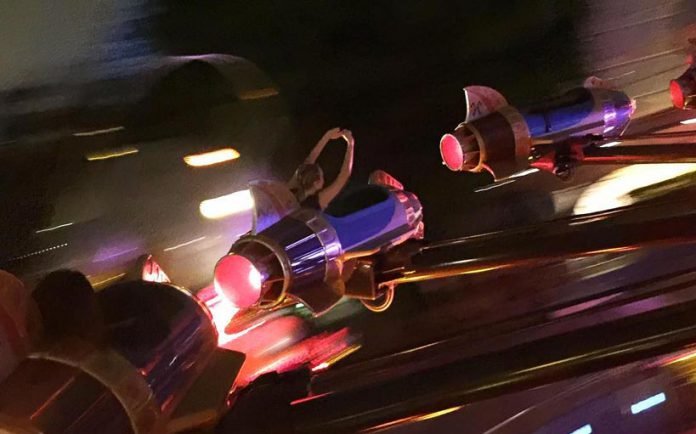 Miley Cyrus y Stella Maxwell pasan su día en Disneyland