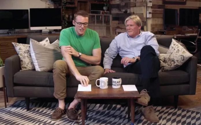 Papás hablan con sus hijos gays