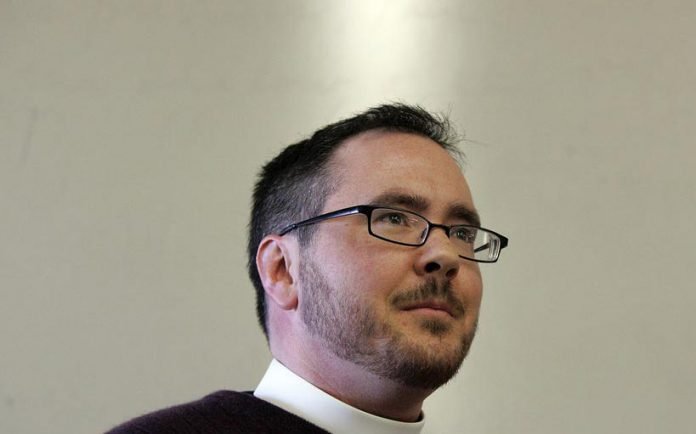 Sacerdote Transexual hace historia al presidir misa en EU