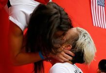 Wambach celebra el triunfo besando a su esposa