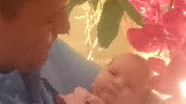 David Beard y su hija Kelly, nacida de una madre de alquiler mexicana.