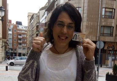 Izaro Antxia con su DNI que la certifica como mujer.