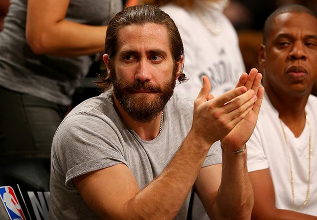 Jake Gyllenhall, barbudo y musculoso con camiseta gris arrugada. Un ejemplo desde Hollywood para definir el estilo spornosexual .