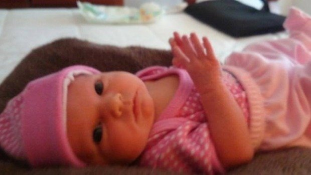 Kelly y sus hermanos, Lachlan y Blake, nacieron de dos vientres sustitutos diferentes.