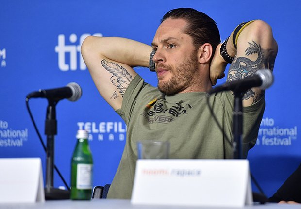 El muy musculoso, pero culto Tom Hardy.