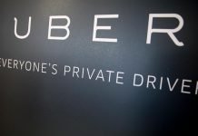 Conductor de Uber echó a dos amigos por darse un “pico”