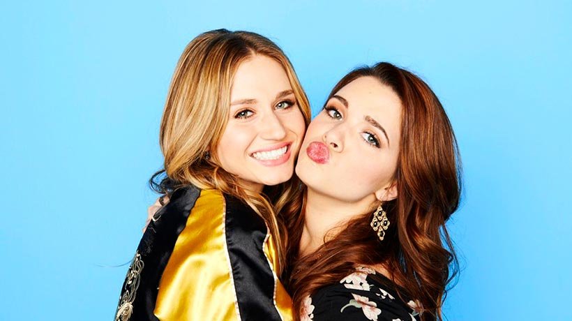 Amy (Rita Wolk) y Karma (Katie Stevens). / Foto: tvyaddo.com