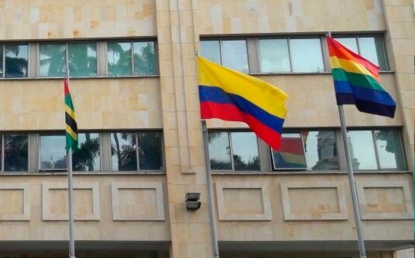 La bandera del arcoiris al lado de las banderas de Colombia y Santander, estar&aacute; durante diez d&iacute;as en la Plaza de banderas de la Alcald&iacute;a de Bucaramanga en respaldo a la poblaci&oacute;n LGBT. / Foto: twitter.com/JorgeFlorezSi