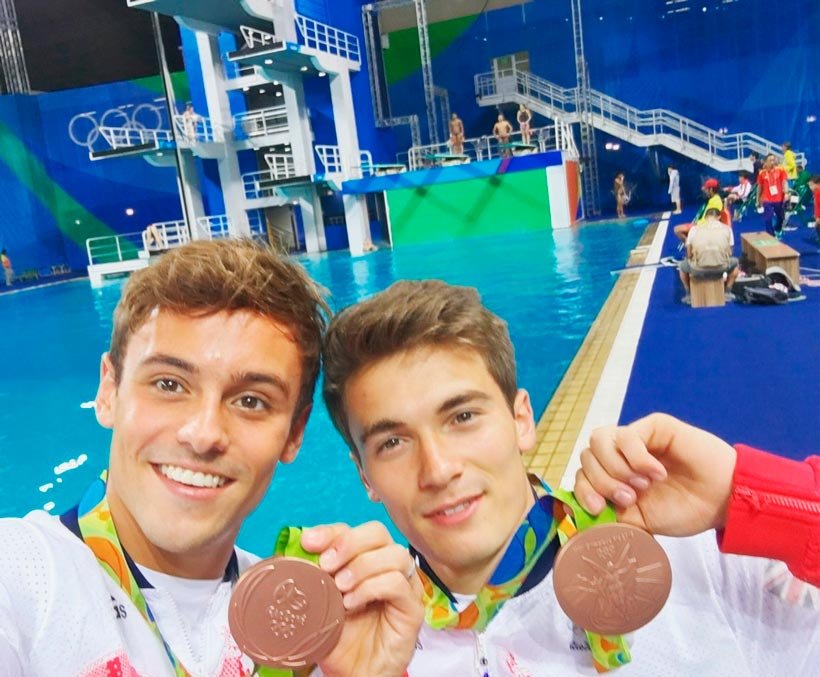 Tom Daley y Daniel Goodfellow muestran su medella de bronce