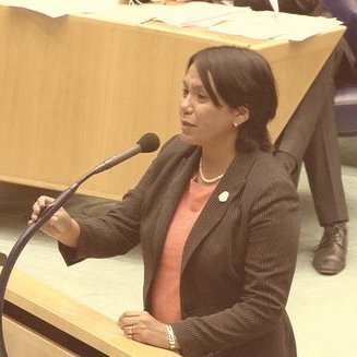 Senadora Desiree de Sousa Croes quien propuso la nueva ley que concede derechos civiles a los LGBT.