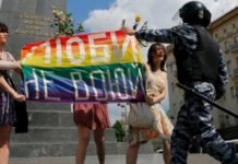 Dos activistas LGBT rusos luchan por un sitio