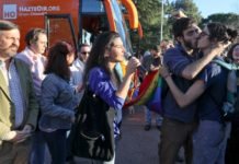 Así expulsaron los universitarios de la Complutense al bus transfóbico