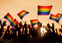 Centro LGBT recibe donación tras sufrir incendio provocado