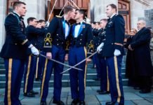 Matrimonio entre dos capitanes de la armada de Estados Unidos