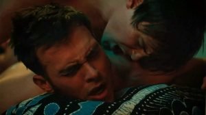 Cheyenne, Cheyenne Jackson nos sube la libido con su escena gay en &lsquo;Hello Again&rsquo;, El Poblado en Historias