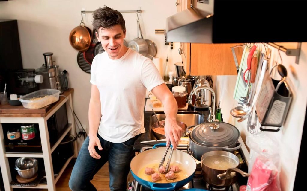 Antoni Porowski, Antoni Porowski de ‘Queer Eye’ abrirá restaurante en histórica zona LGBT, El Poblado en Historias