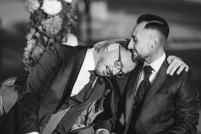 sacerdote, Sacerdote se casa con otro hombre luego de años de relación, El Poblado en Historias