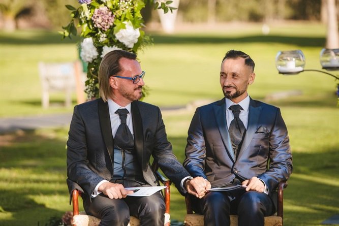 sacerdote, Sacerdote se casa con otro hombre luego de años de relación, El Poblado en Historias