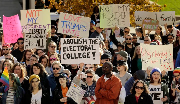 población LGBT en Estados Unidos, Los problemas que afronta la Población LGBT en Estados Unidos en los servicios médicos, El Poblado en Historias