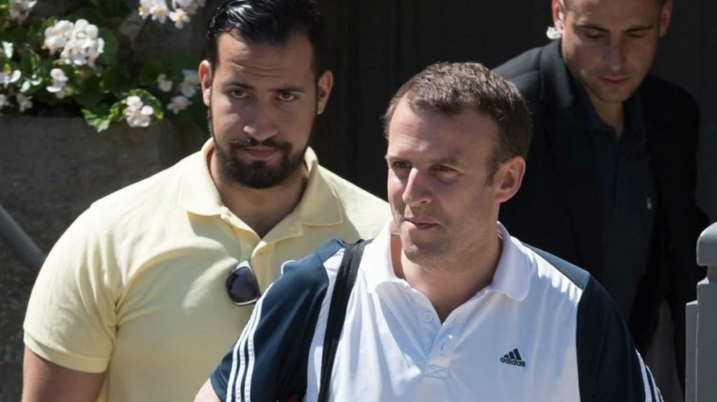 Presidente de Francia, El presidente de Francia niega tener un romance con su guardaespaldas, El Poblado en Historias