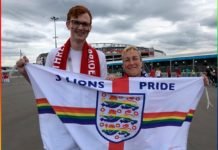 Autoridades rusas obligan bajar bandera arcoíris a fanático inglés en el Mundial