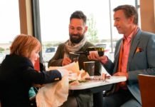 Reconocidos actores interpretan a pareja gay en la película ‘Ideal Home’