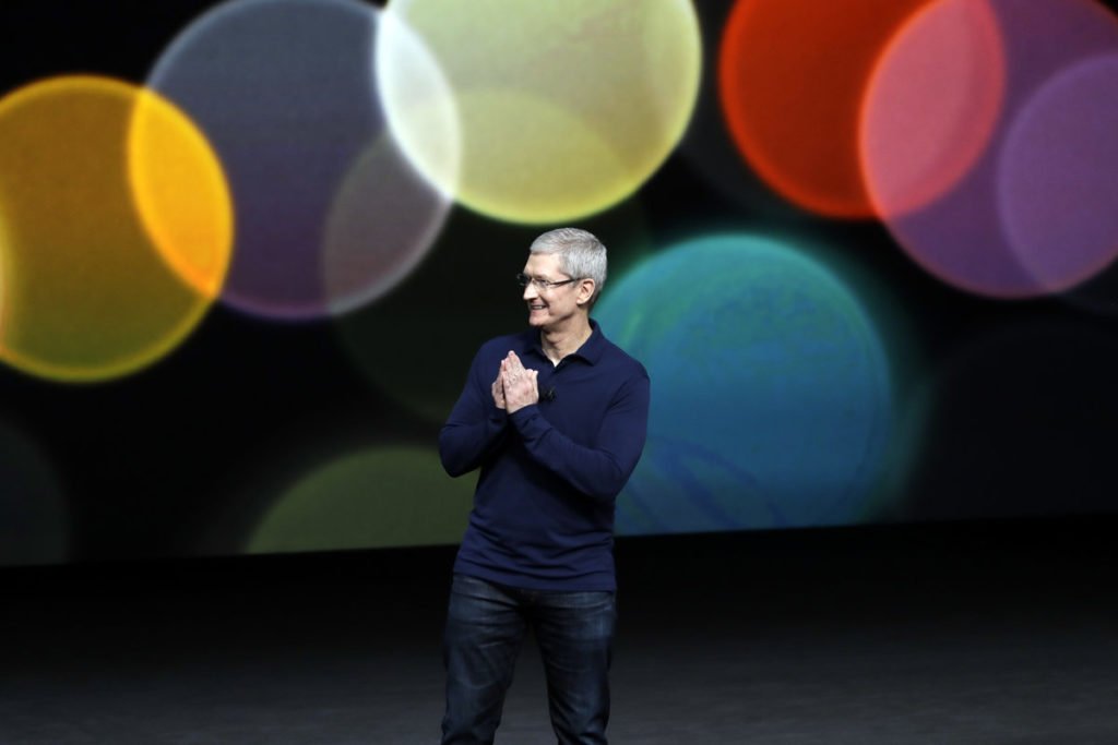 Apple alcanza, Apple alcanza el billón de dólares en cabeza de Tim Cook, El Poblado en Historias