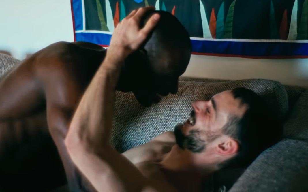 Rapero, Rapero hace película porno gay para celebrar sus 40 años, El Poblado en Historias
