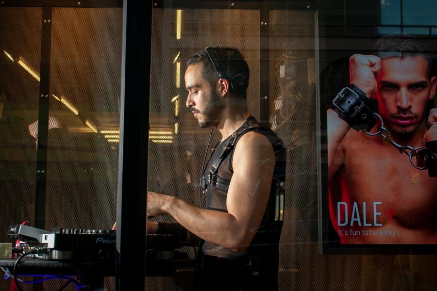 Dale Mas, Es divertido ser Kinky, El Poblado en Historias