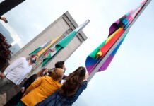 La Alcaldía de Medellín inauguró el mes de la diversidad izando la bandera del Orgullo Medellín Orgullo
