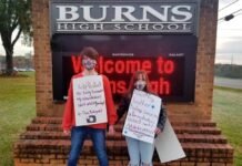 Estudiante trans denuncia que fue grabado en el baño de su escuela trans