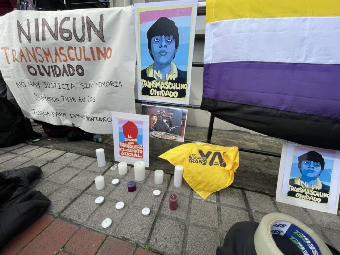 ley_integral_trans_danielmontoya_ Plantón frente al Ministerio de Educación en respuesta al suicidio de Daniel Montoya. Fotografía tomada de @donatovik en X