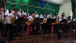 Tuna, Tuna: m&uacute;sica, amistad, alegr&iacute;a y servicio, El Poblado en Historias