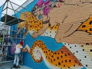 Titania, Titania: una artista a gran escala, El Poblado en Historias